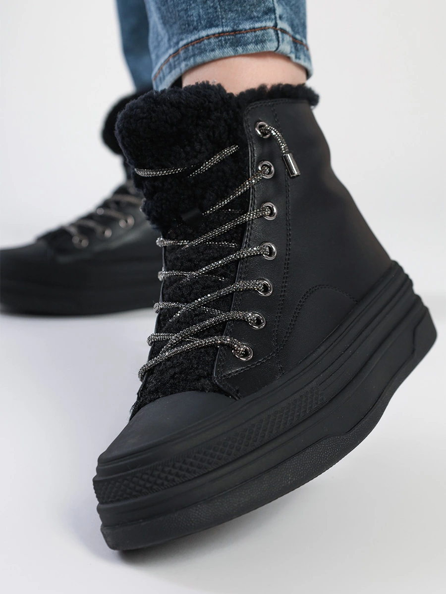 Ботинки черного цвета с отрезным носком